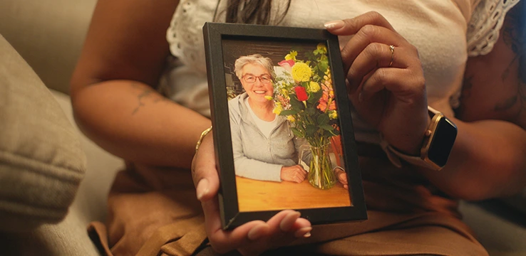 Fotolijstje van overleden moeder wordt vastgehouden door dochter Sanne