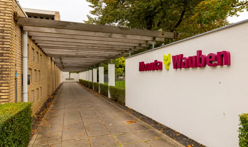 Lege ruimte aan de zijkant van een stenen gebouw