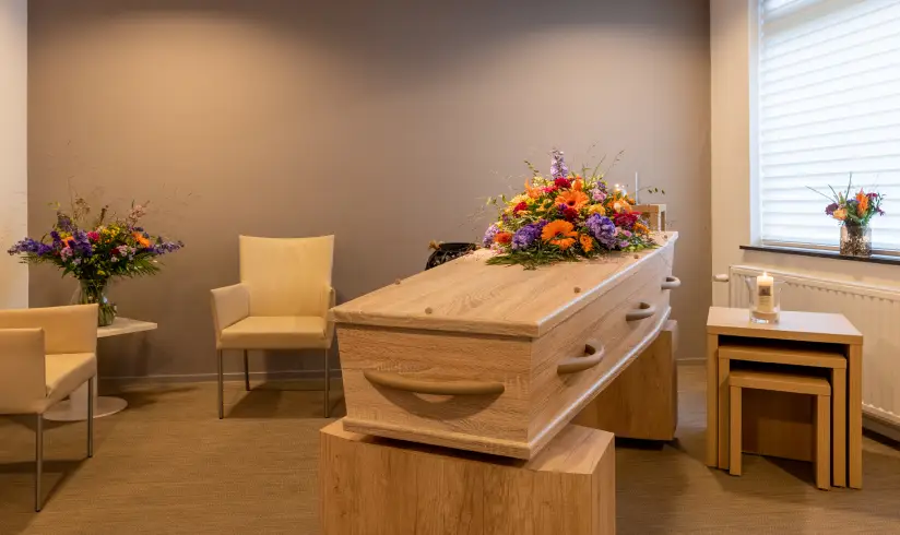 Een ruimte met een kist met bloemen en een aantal stoelen