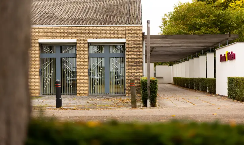 Stenen gebouw met kruizen op de ramen