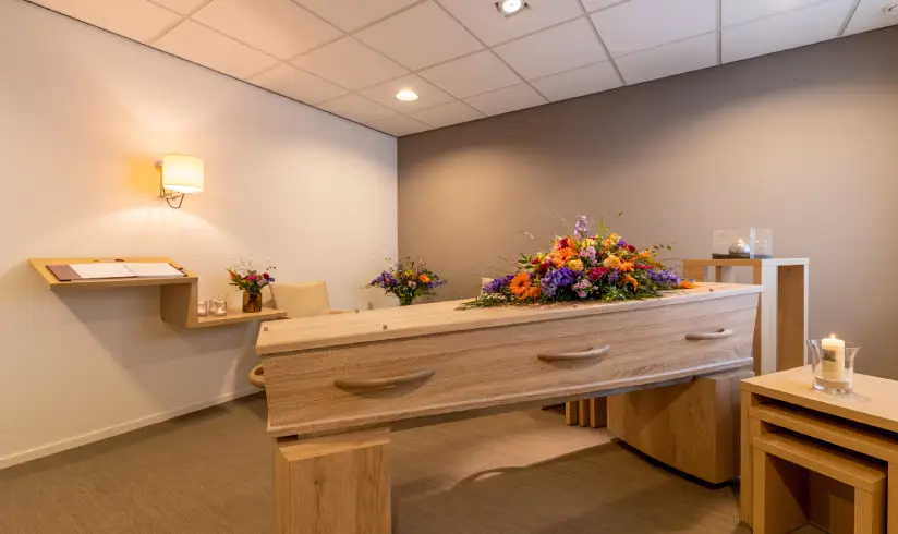 Ruimte met een kist met bloemen