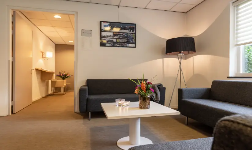 Hoek met 2 banken en een koffietafel