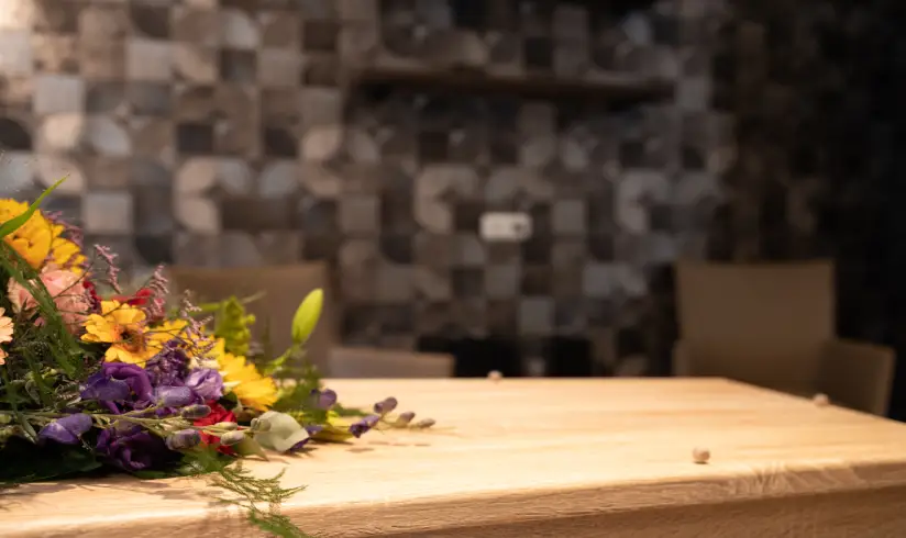 Close up op de bovenkant van een kist met bloemen
