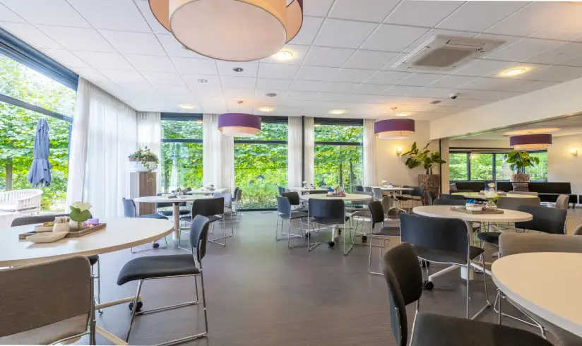 Grote zaal met tafels en stoelen