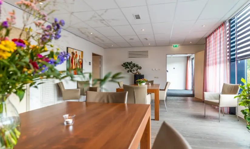 Ruimte met tafels en stoelen