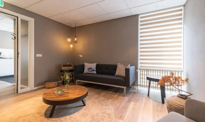 Kamer met een een bank en een salontafel