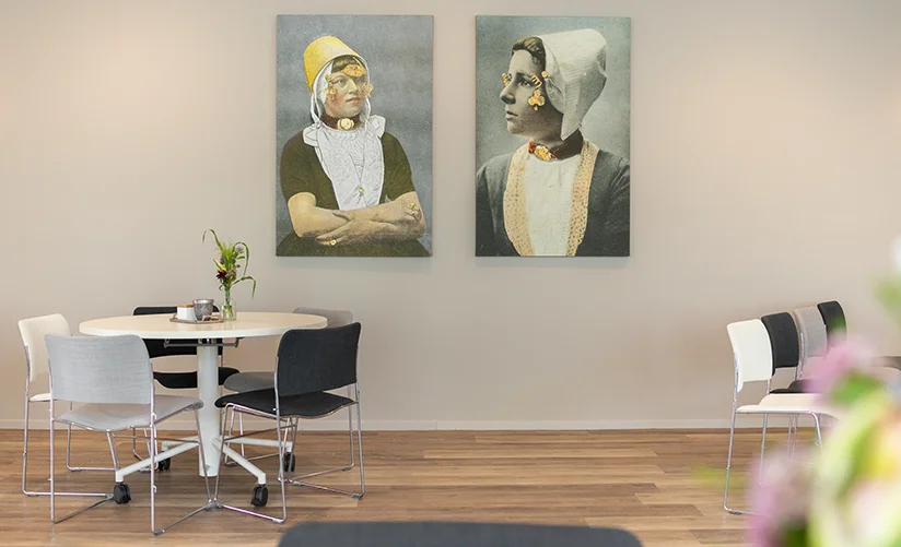 Ruimte voor koffietafel met tafels en stoelen