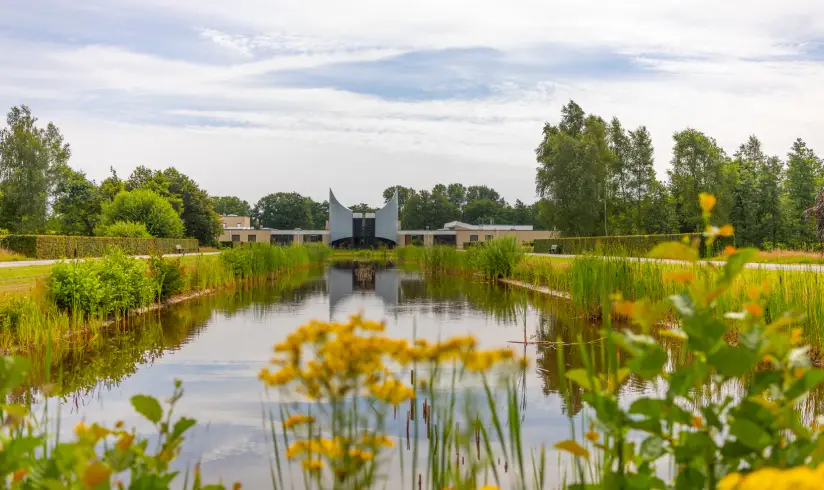 Begraafplaats met grote vijver en grasvelden eromheen
