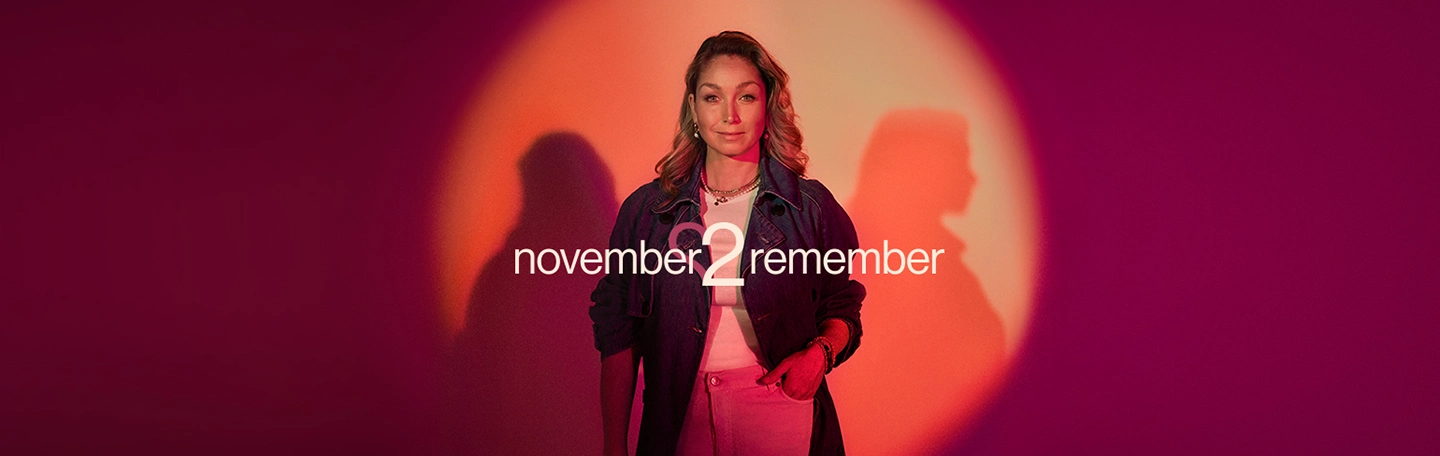 Studiofoto van DO met paarse achtergrond voor November 2 Remember