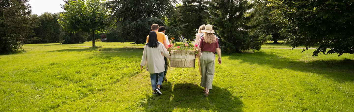 Kleurrijke uitvaartmand wordt gedragen in natuur
