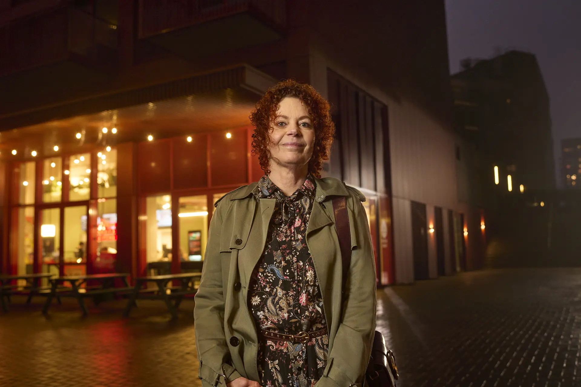 Portretfoto vrouw met rode krullen in de avond