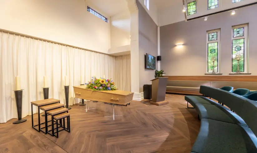 Een kist staat in een zaal