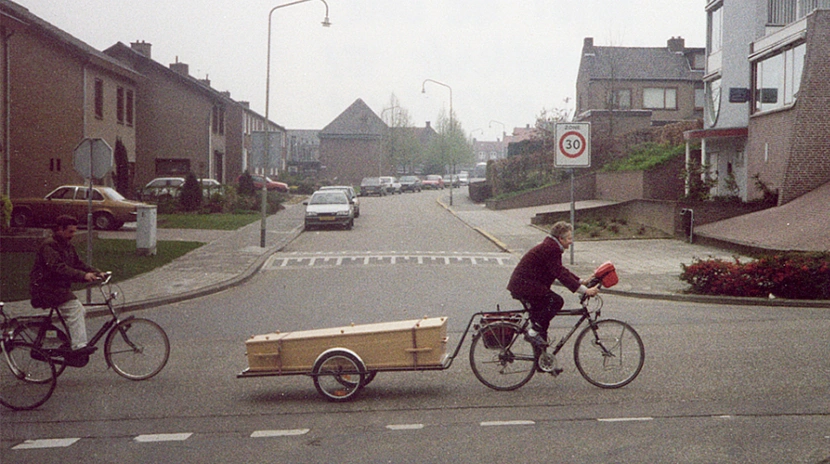 Oude foto uit 1970 van rouwvervoer per fiets