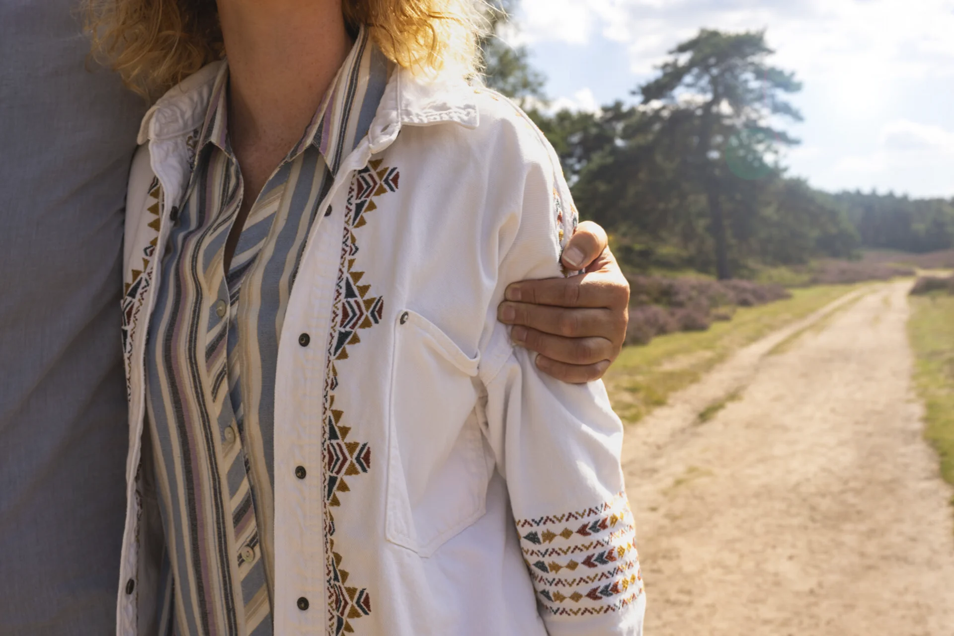 Wandelend in de natuur wordt er troostend een arm om iemand heen geslagen