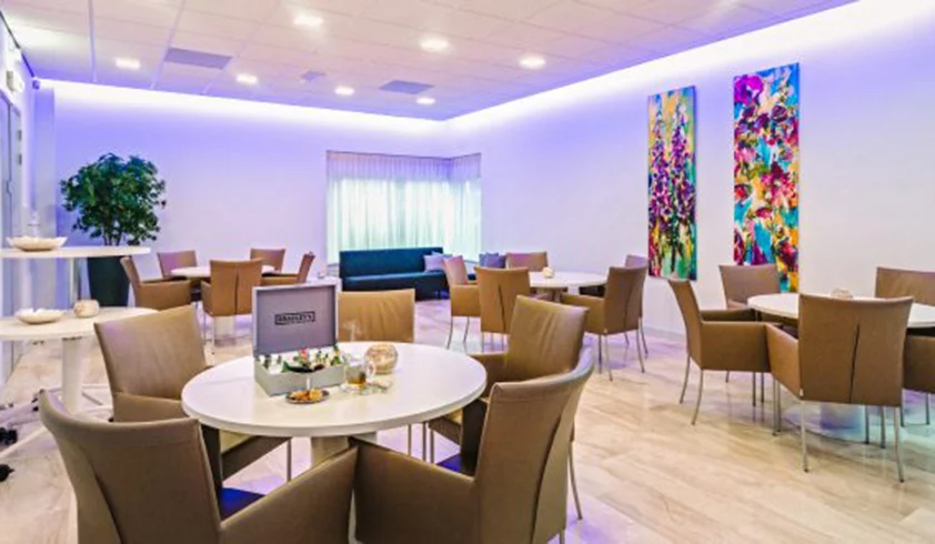 Grote zaal met tafels en stoelen