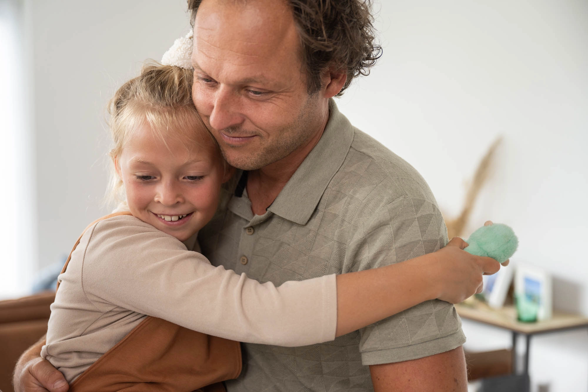 kinderen-die-kist-beschilderen-bij-uitvaart