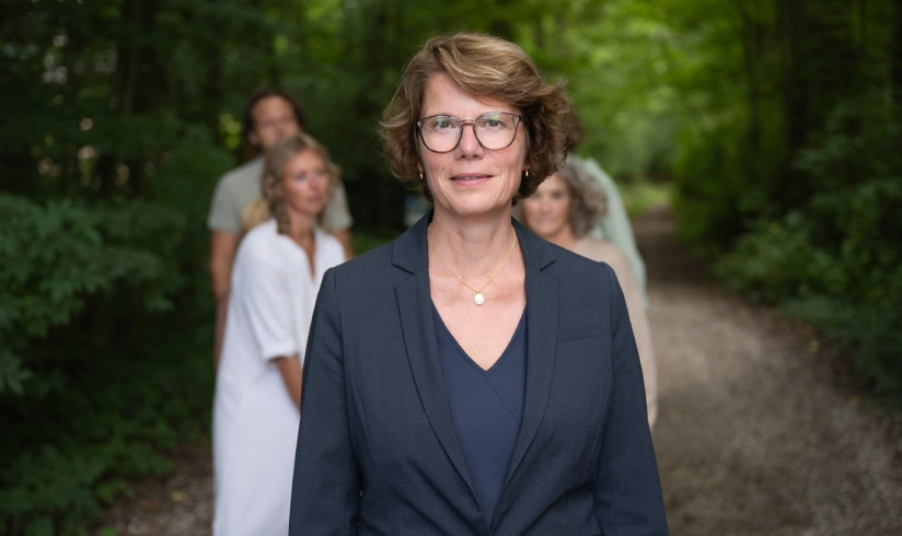 Uitvaartverzorger in het bos
