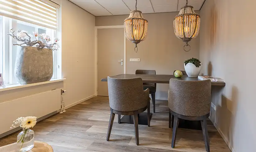 Kamer met een uitvaartkist met bloemen
