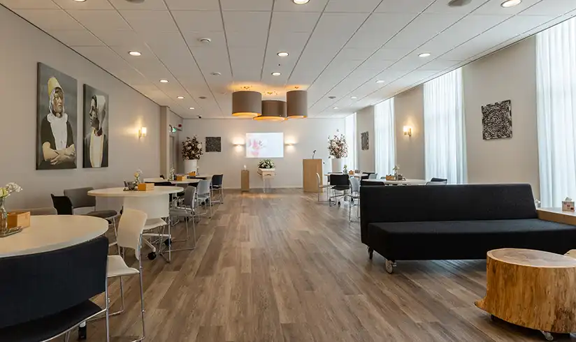 Koffietafel met bank en tafels en stoelen