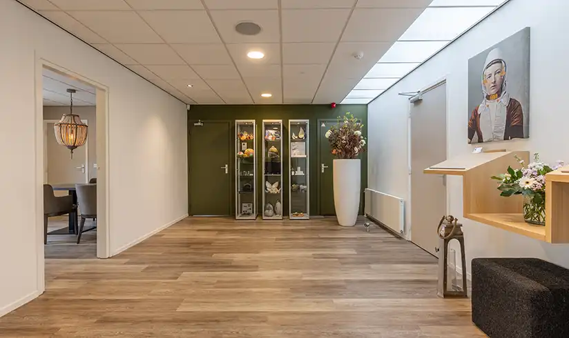 Hal met urnen in glazen kast