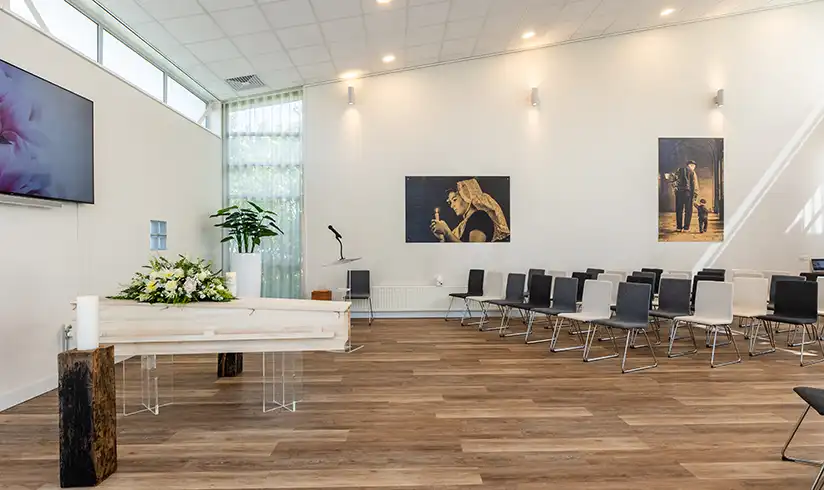 Grote ruimte met tafels en stoelen