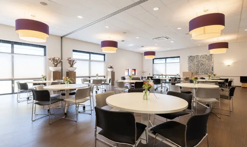 Grote ruimte met tafels en stoelen