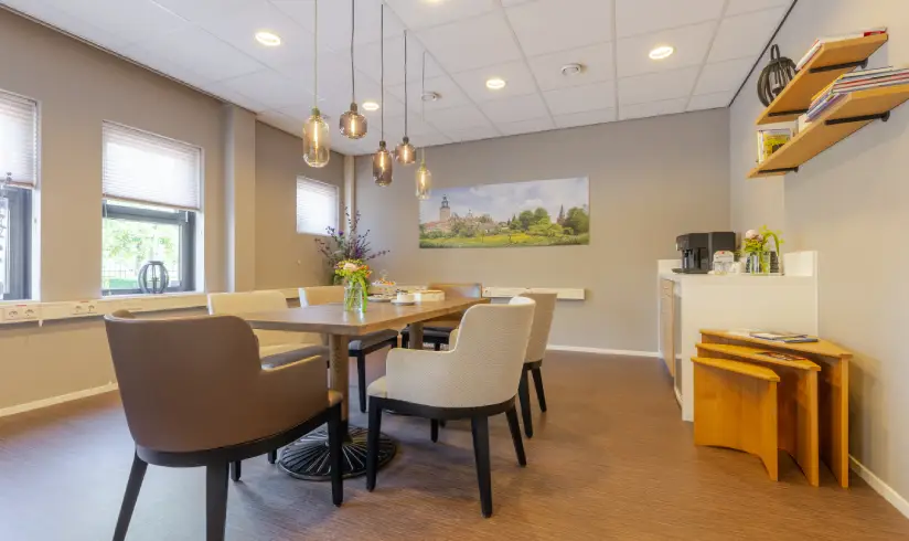Kamer met een tafel met stoelen