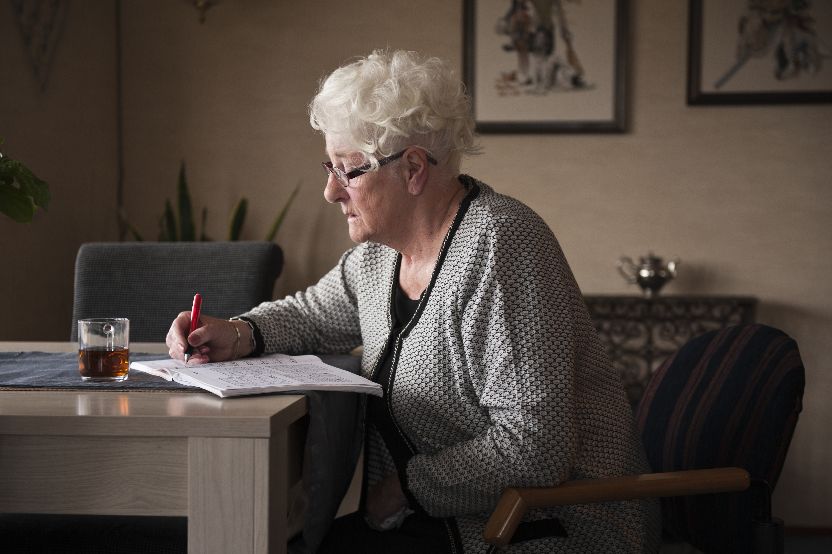 vrouw aan tafel