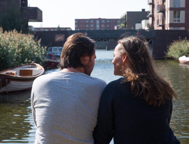 Man en vrouw op de steiger