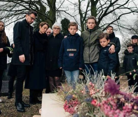 Begrafenis familie rond kist