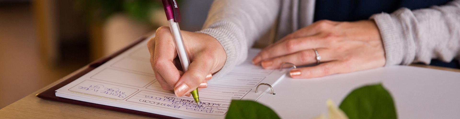 Hand schrijft in condoleanceboek