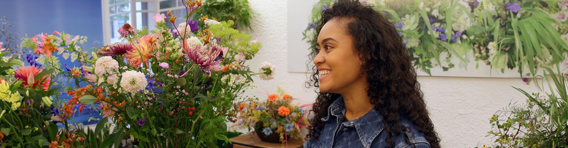 Ciana bij de bloemist met veldboeket op de achtergrond