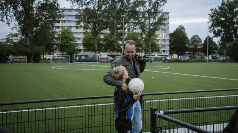 Voetbal-vader-zoon-weglopen
