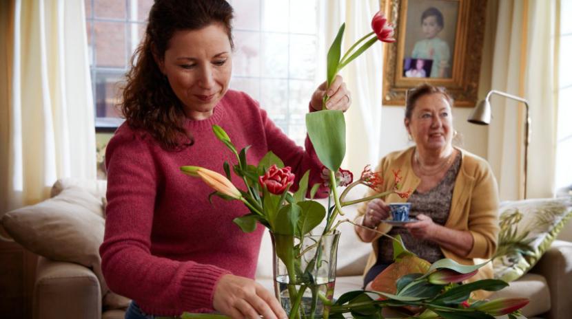 Vrouw bloemen schikken