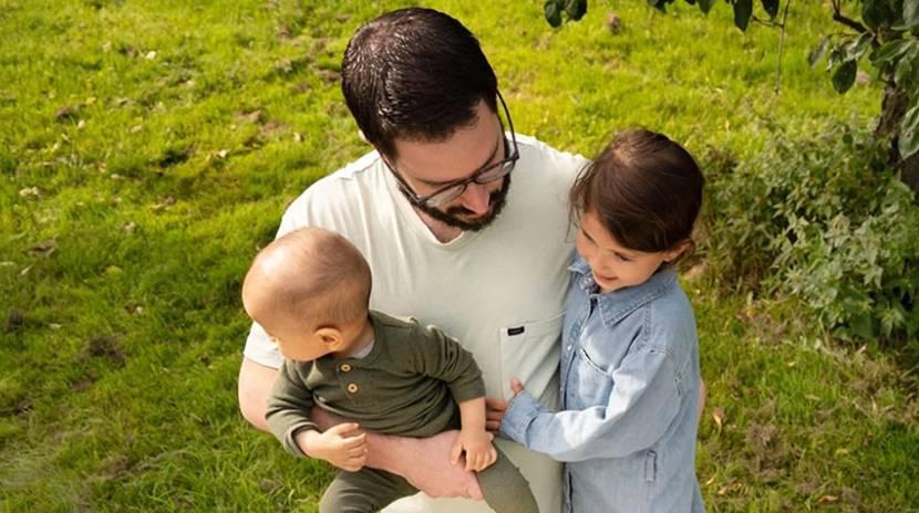 Vader met kinderen in natuur