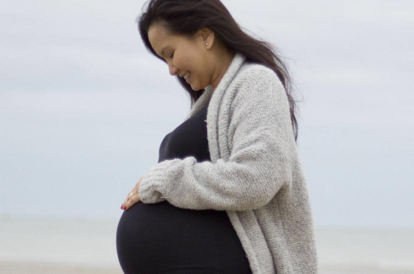 Zwangere vrouw op strand