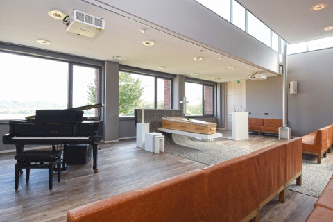 Aula met piano uitvaartcentrum Kerkrade