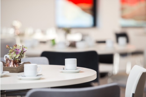 Koffiekamer tafel met kopjes koffie uitvaartcentrum Zutphen 