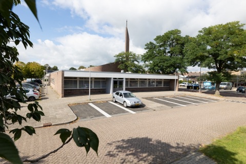 Parkeerplaats uitvaartcentrum Endedijk Kampen gebouw