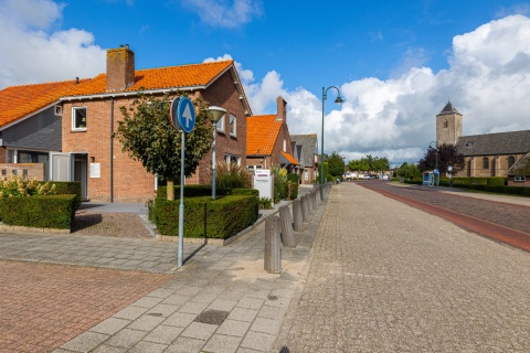 Uitvaartcentrum Endedijk Rouveen gebouw met kerk op achtergrond
