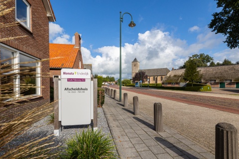 Uitvaartcentrum Endedijk Rouveen gebouw met kerk op achtergrond