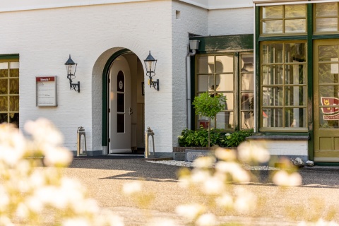 Uitvaartcentrum Vaassen ingang gebouw