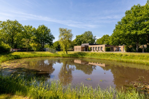 Uitvaartcentrum Bloemendaal Waalwijk gebouw