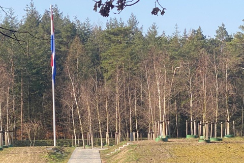 Nationale veteranenbegraafplaats Loenen Monuta gedenkzuil