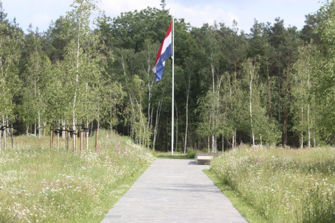 Nationale veteranenbegraafplaats Loenen Monuta vlag